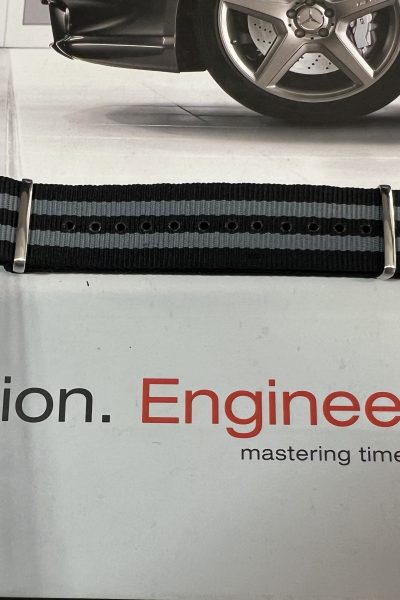 NATO strap sort og grå 22mm