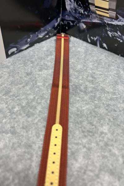 NATO strap med spenne dyp rød / beige 20mm