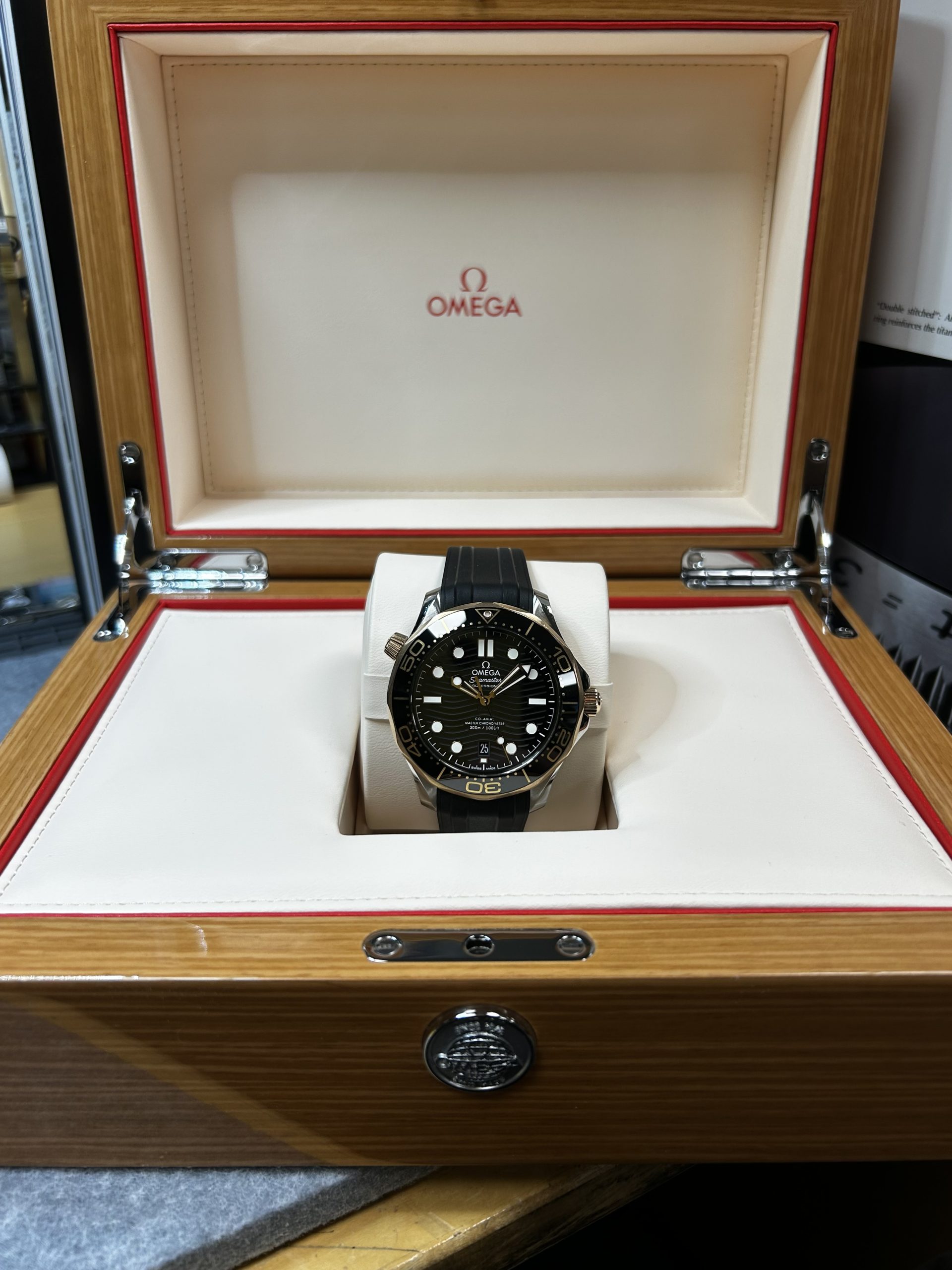 Omega Seamaster Diver 300M Sedna™ Gold & Steel – 2020 - Bilde 2